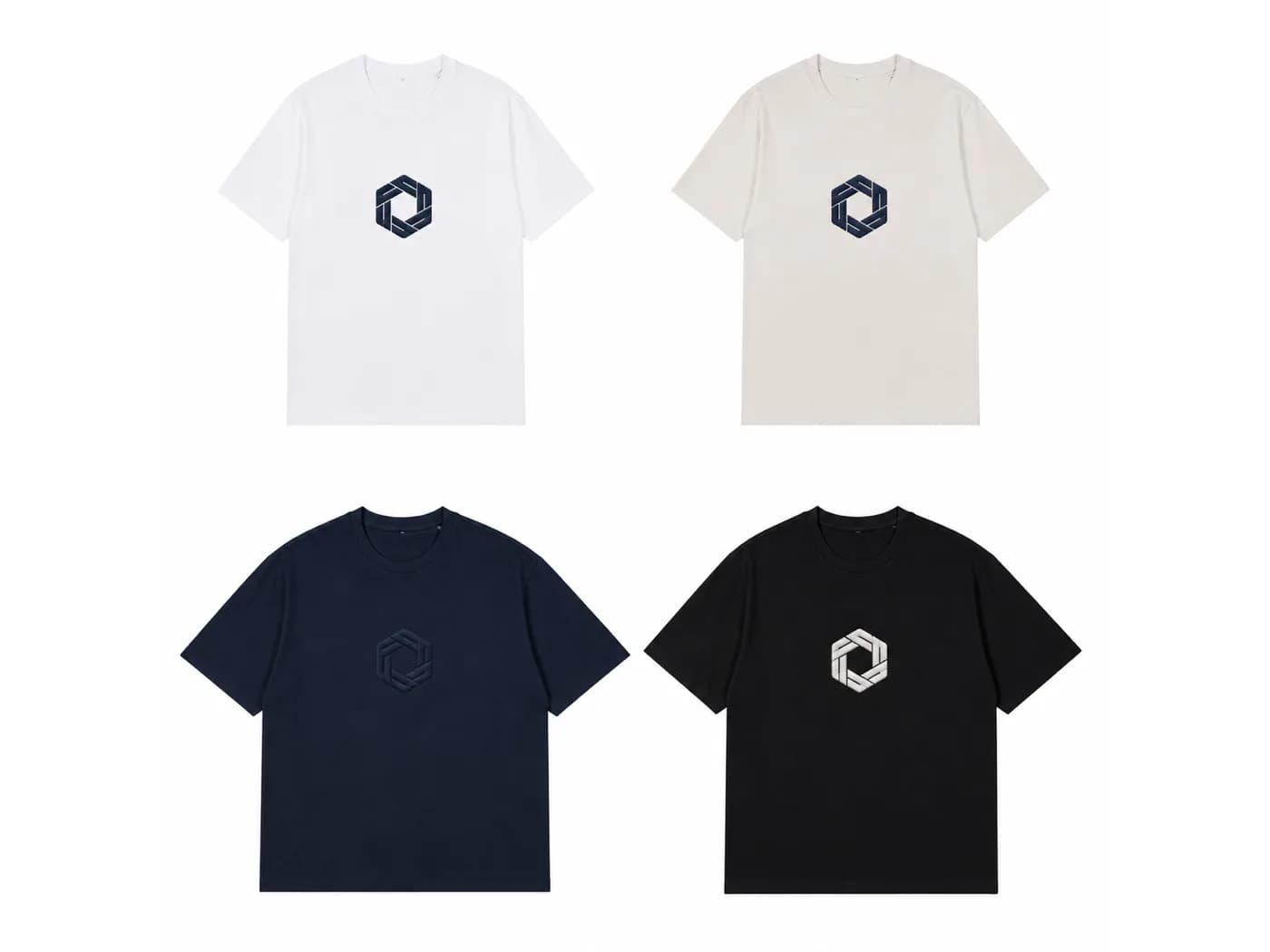 Le même logo brodé sur quatre coloris de t-shirt : blanc, écru, marine et noir
