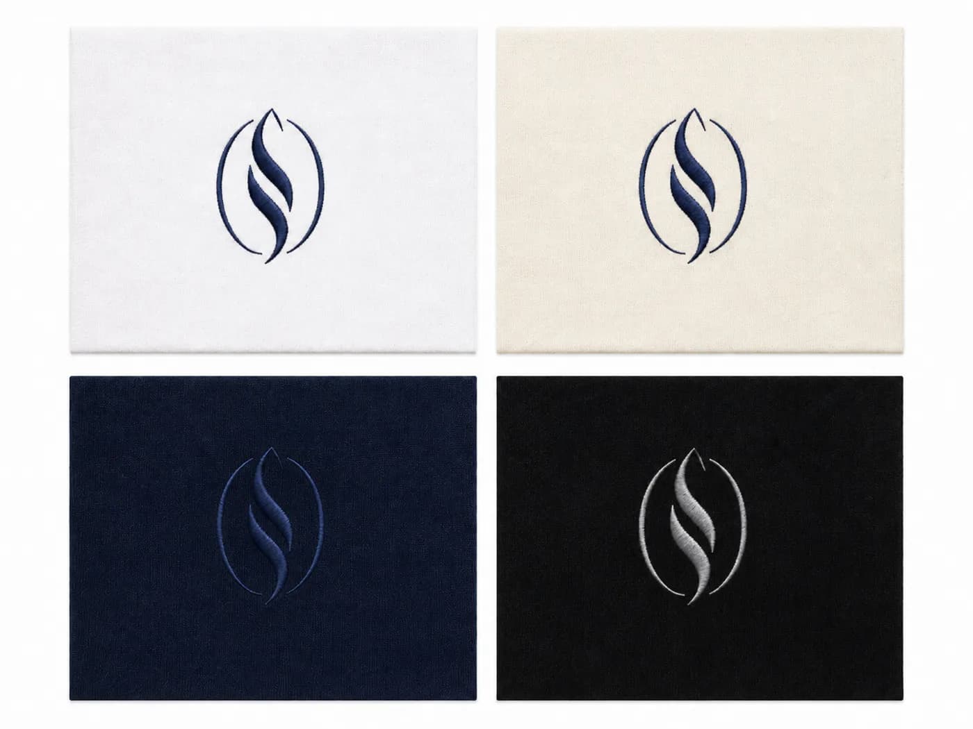 Le même logo brodé sur quatre coloris de textile : fil marine sur blanc, écru et marine, fil gris clair sur noir
