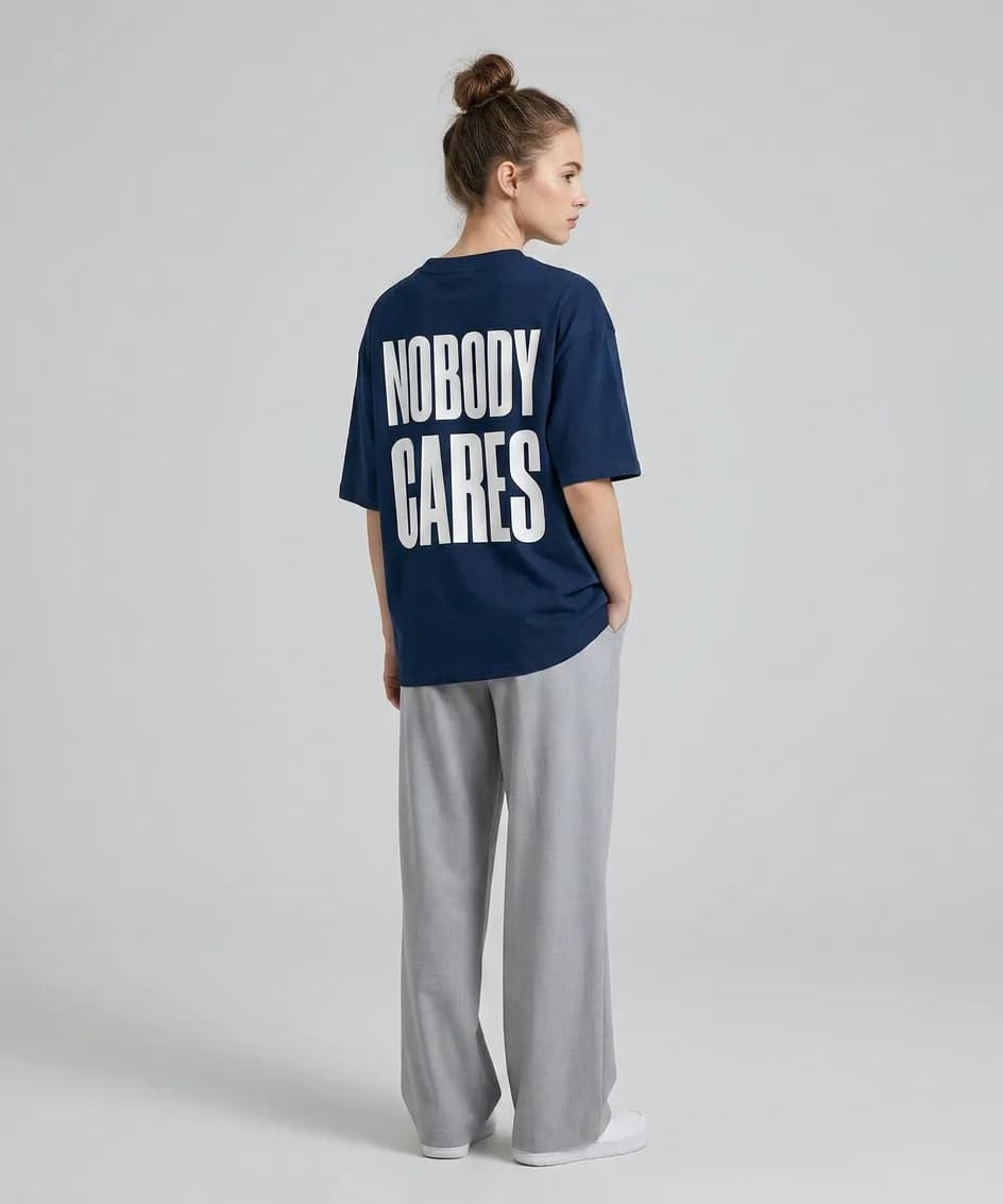T-shirt personnalisé bleu marine porté de dos, marquage Nobody Cares imprimé en blanc pleine largeur