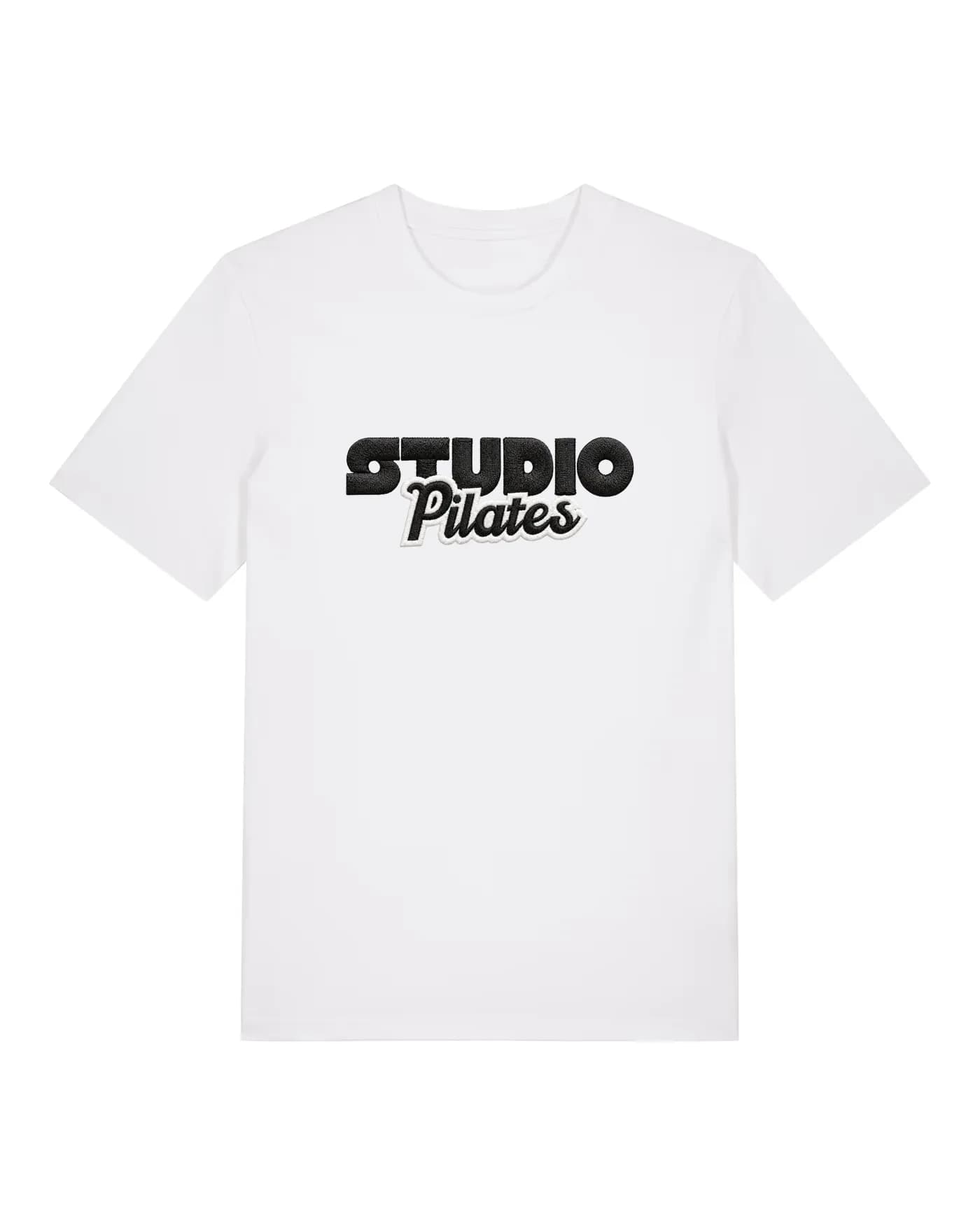 T-shirt blanc personnalisé avec le logo d’un studio brodé en grand dans le dos