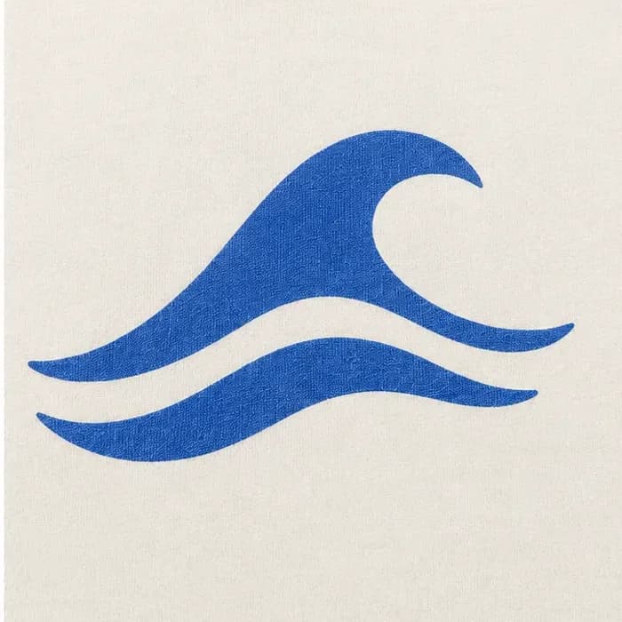 Macro d’un marquage sérigraphié : l’encre bleue est prise dans la maille, la trame du coton transparaît